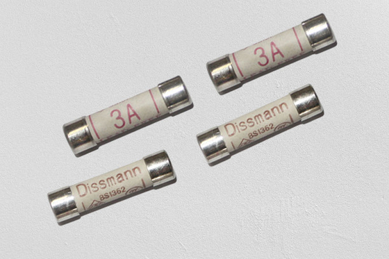 Protection de surcharges 7 couleur intégrée de noir de la norme britannique 240VAC de fusible d'ampère